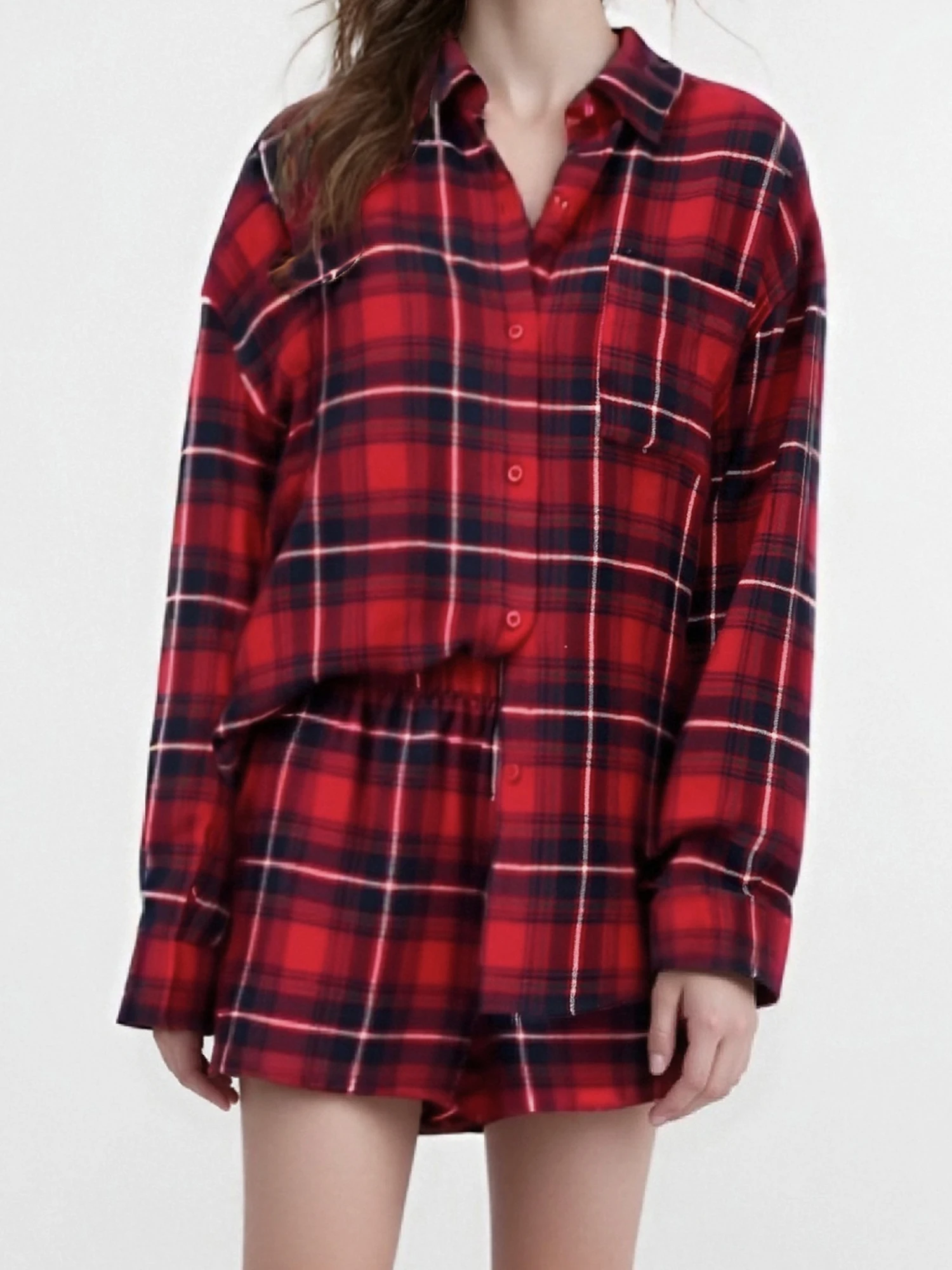 女性の格子縞の長袖ボタンダウンシャツと伸縮性ウエストショーツセットでスタイリッシュな秋の服装を演出します。