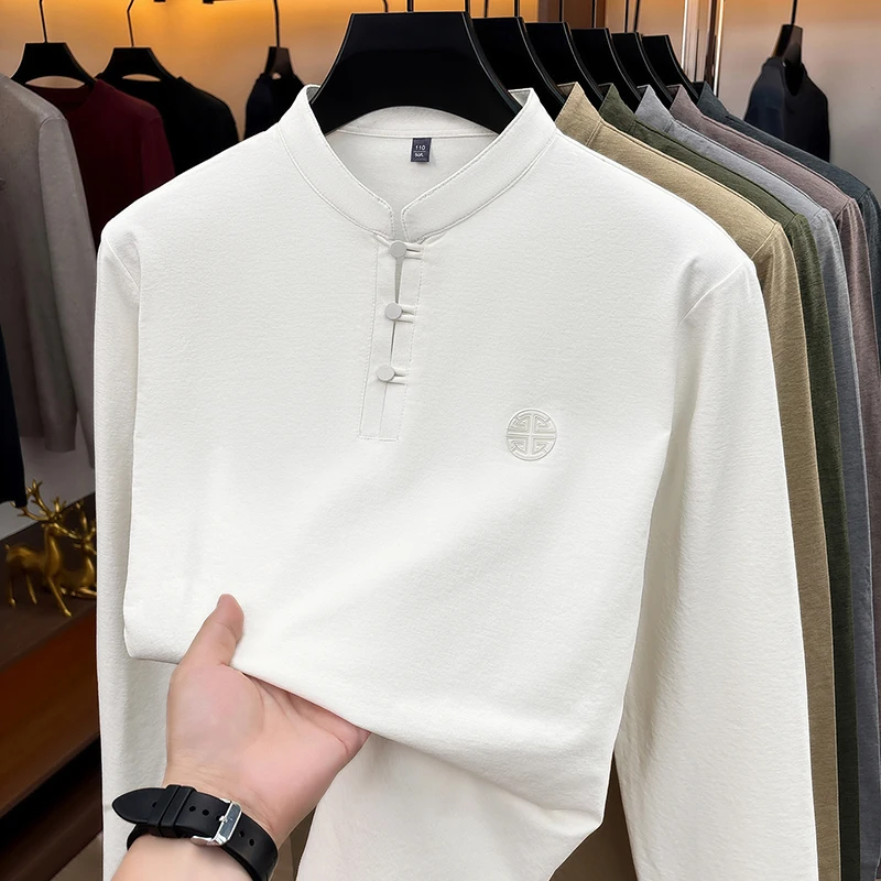 Herren-Langarmshirt im Henley-Stil mit Stehkragen, geprägtem Logo auf der Brust, leicht und bequem, ideal für Büro und Alltag. – Detail 4