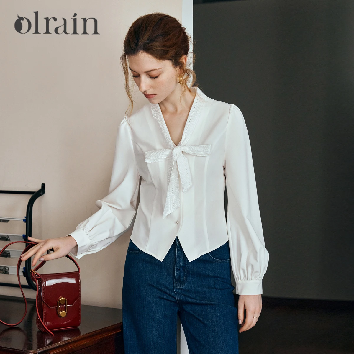 

OLrain French White Shirt Women's Autumn 2025 V-Neck Sweet Short Shirt New Lace Streamer Women's blouse Lazy Top O57QC000210