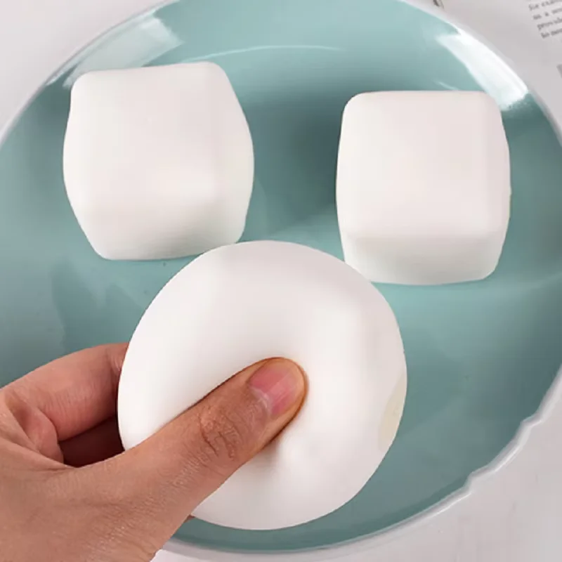 스트레스와 불안 완화는 성인 감각 장난감을 위한 손이나 발의 마사지로 고양이 발의 모양을 부드럽게 진정시킵니다.