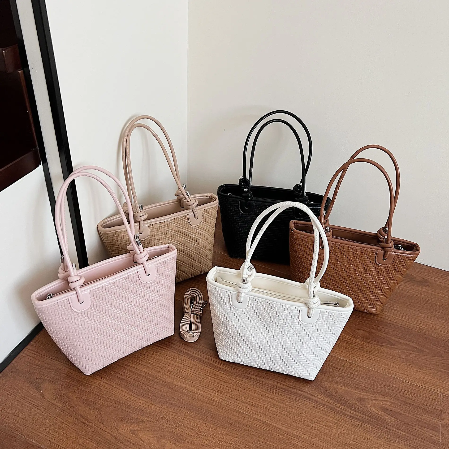 

2025 Новинка! Высококачественная нишевая дизайнерская сумка-ведро, женская ретро-трендовая модная универсальная пригородная персонализированная портативная сумка на плечо