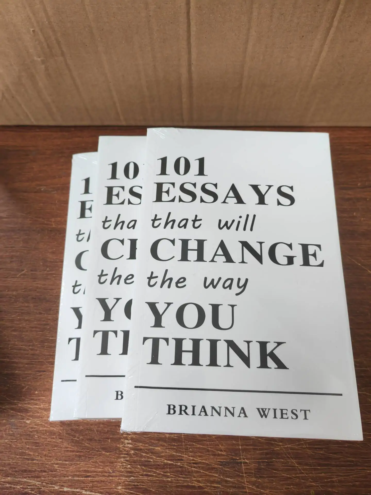 101 مقالة تتغير الطريقة التي تعتقد بها كتابًا باللغة الإنجليزية ذات الغلاف الورقي