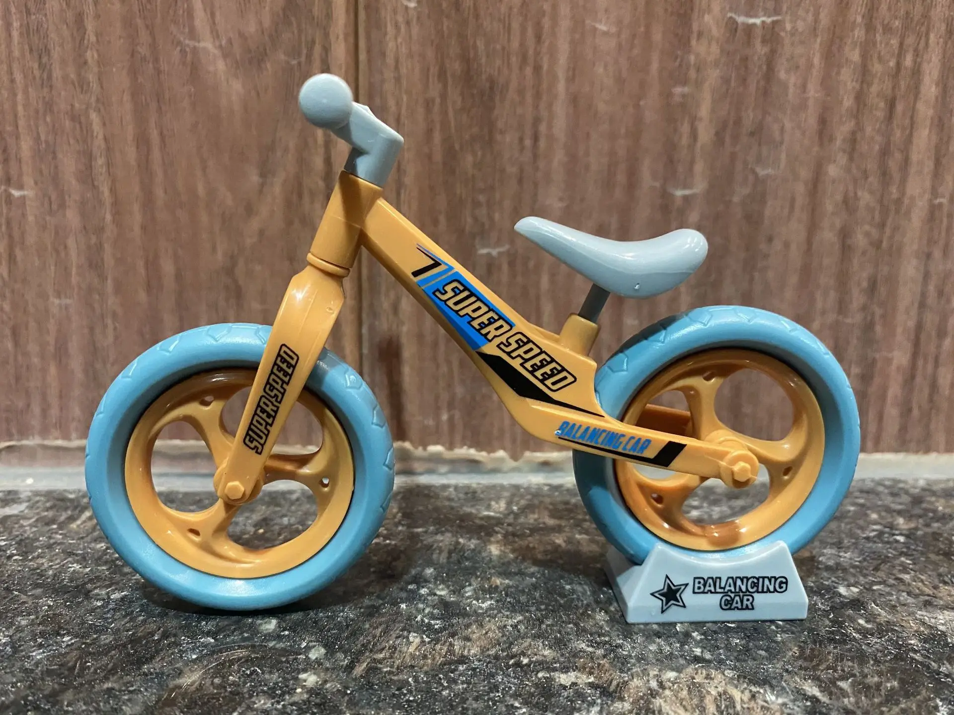 Mini bicicleta de rábano para niños, modelo de juguete de simulación, equilibrio de coche, escritorio, pequeños adornos, regalos, 2 piezas