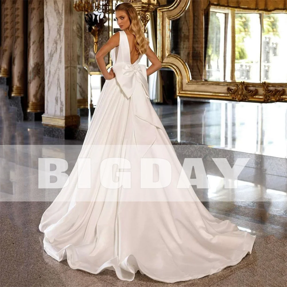 Elegant Wedding Dresses Women V-Neck Pleat Open Back Bow Satin Spaghetti Straps Bridal Ball Gowns Sweep Train Vestidos De Noiva