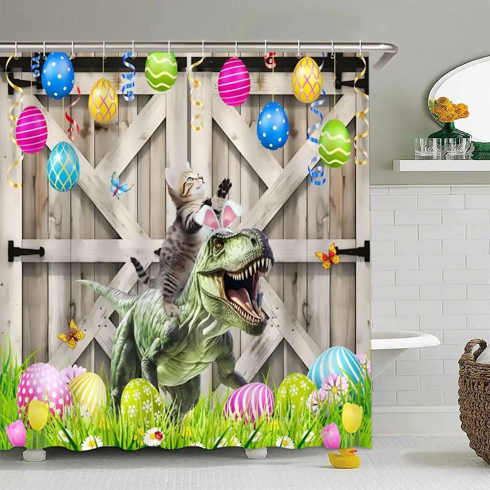 

Пасхальная занавеска для душа, забавная езда на кошачьих динозавров, красочные яйца, весенние дикие животные, праздник, зеленый луг, бабочка, винтажный сарай
