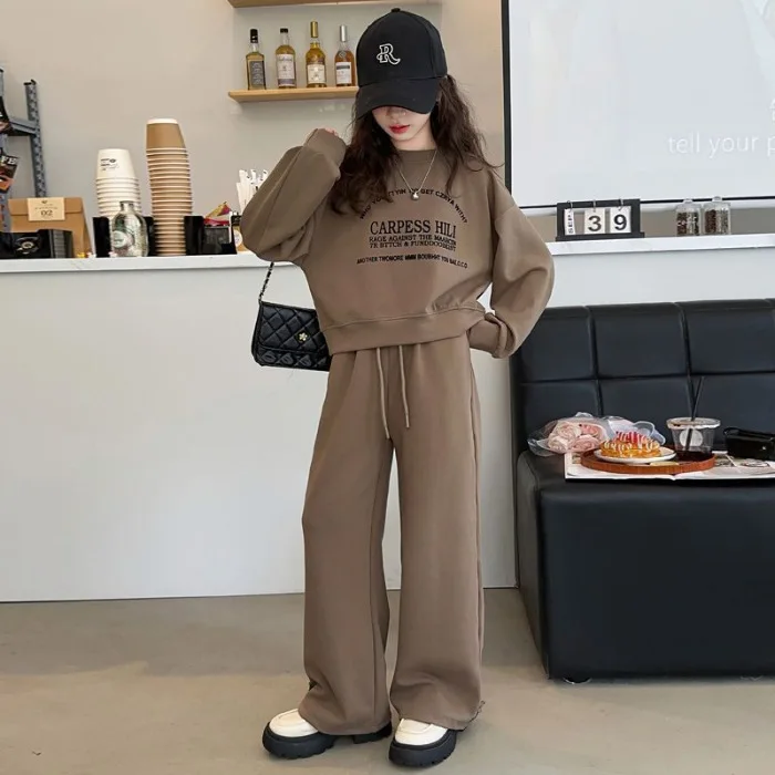 بدلة ملابس أطفال بناتي لخريف وشتاء 2025 سترة بأحرف للأطفال سترة قصيرة + بنطال ذو قصة أرجل واسعة بدلة رياضية 4 5 6 7 8 9 10 11 12 سنة