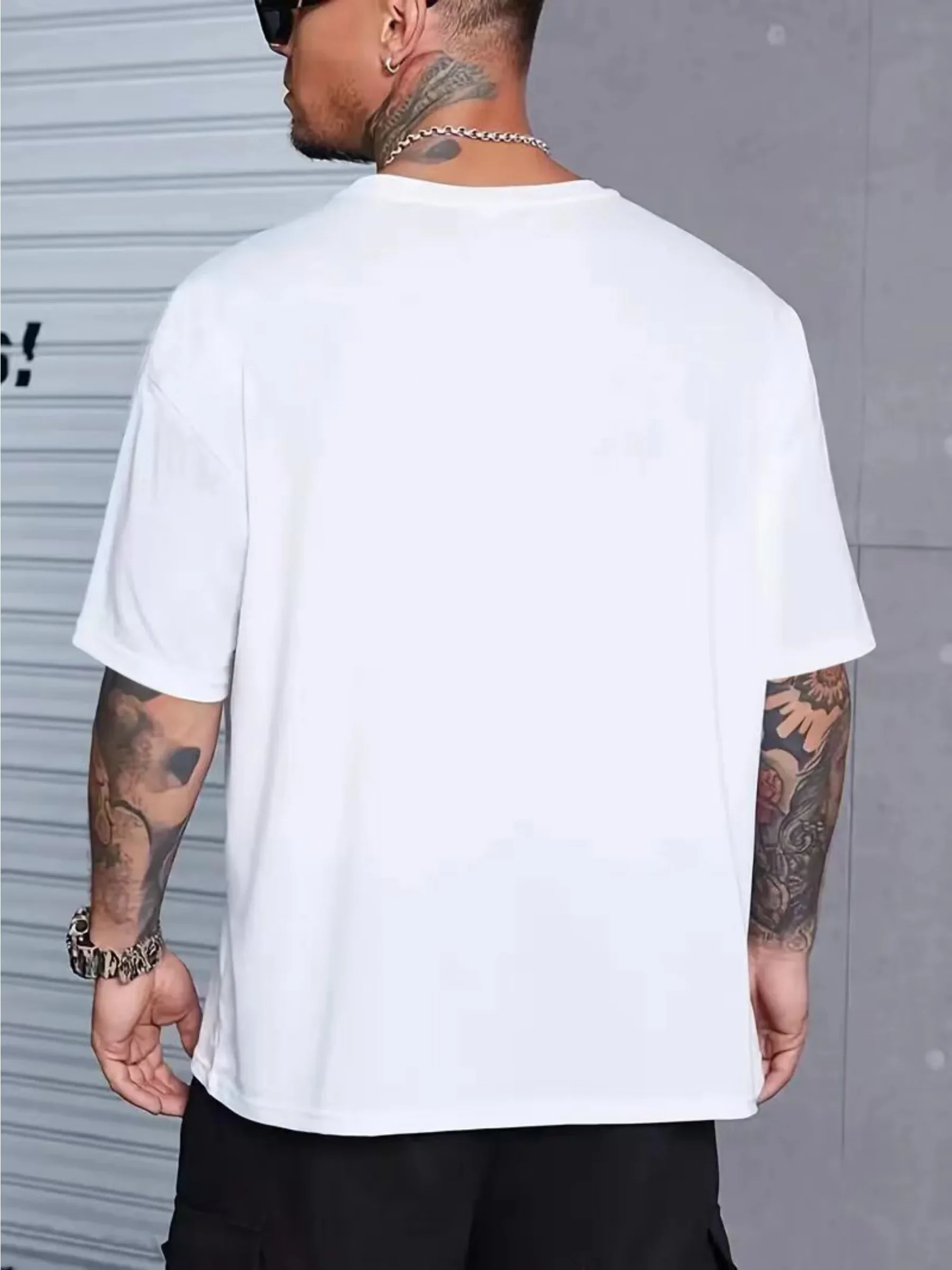 Męska koszulka graficzna Crooks Plus Size z okrągłym dekoltem w stylu vintage, wykonana z dzianiny poliestrowej o lekkim rozciągu