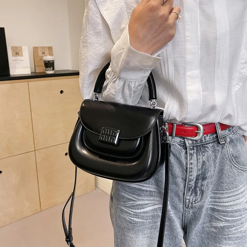 

Luxury Fashionable Designer Diaper Bag A Large Capacity Trendy Leather Tote Bag For The Elegant Chic Commuter