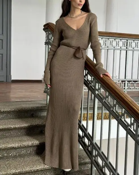 Otoño e Invierno 2025 nuevo estilo vestido largo de punto ajustado con cuello en V para mujer, vestido de punto elegante y sencillo