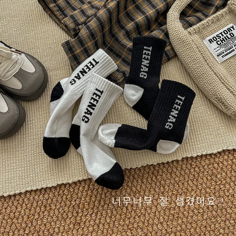 children socks autumn and winter cotton boys and girls casual sports accessories alphabet kids wear 2024