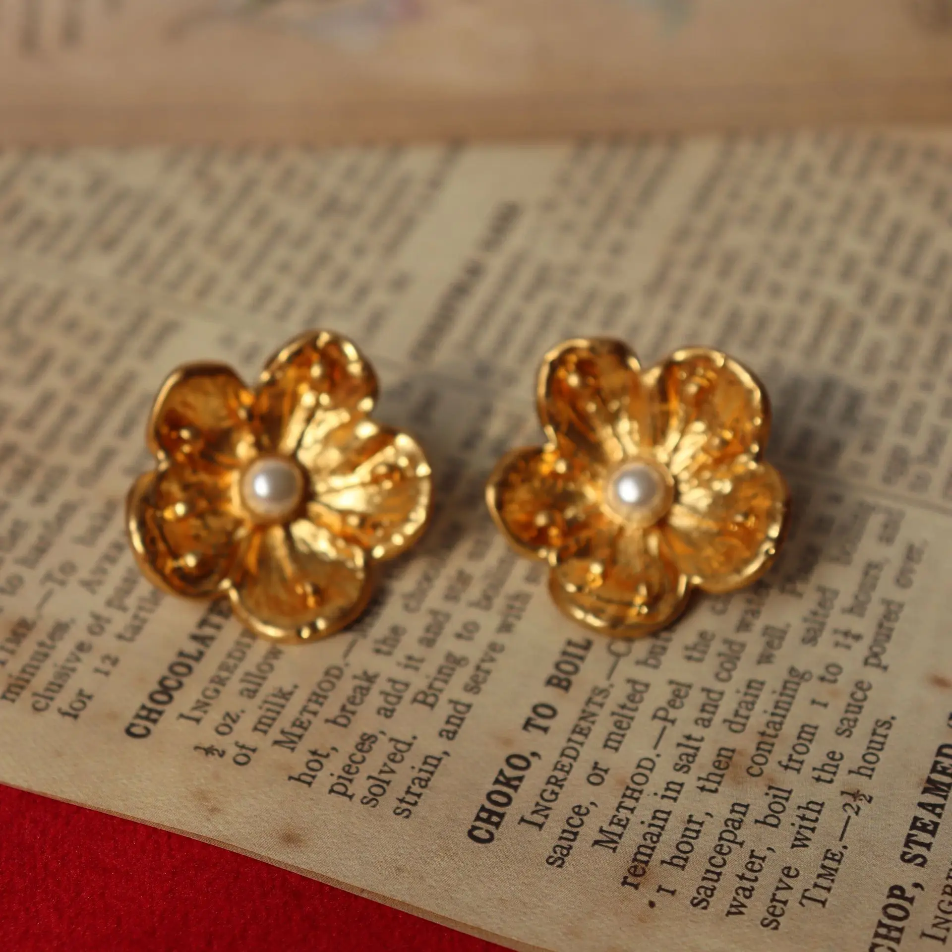 

Vintage Pearl Inlay Flower Stud Earrings For Women Jewelry Runway Party T Show Fancy Trendy Boho INS Japan