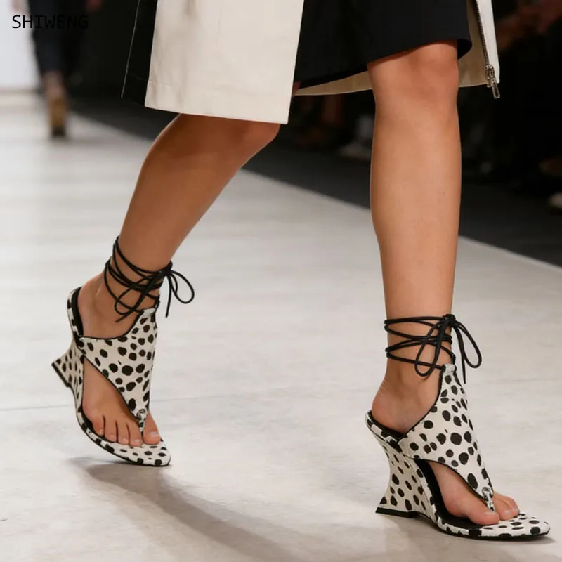 

Новые женские сандалии на танкетке с принтом далматинца, на шнуровке, с квадратным носком, шлепанцы-вьетнамки, летняя обувь для вечеринок, размер 43