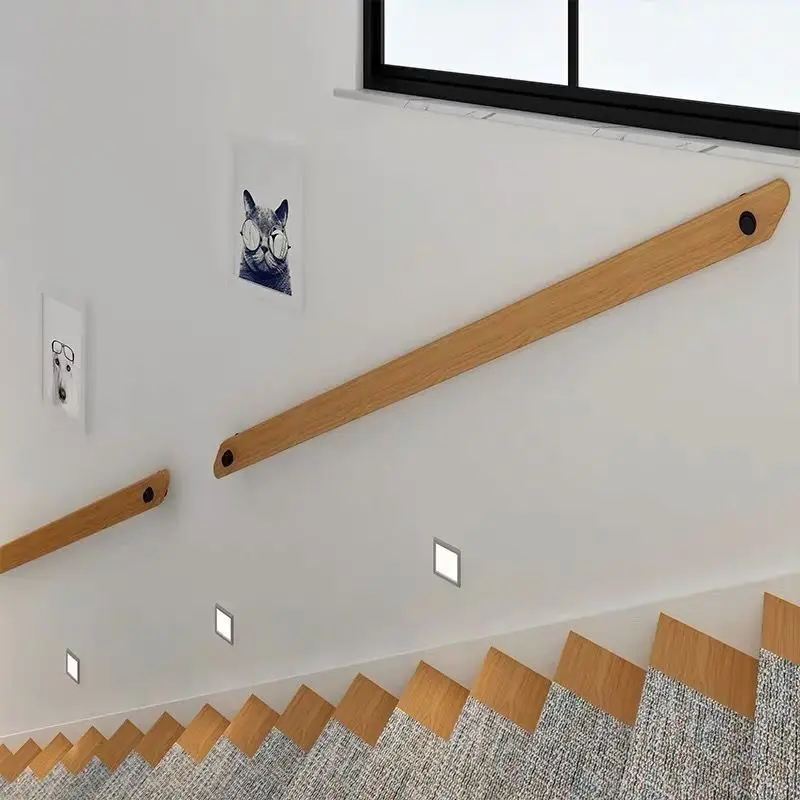 Рисунок 3 - Деревянные лестничные поручни из