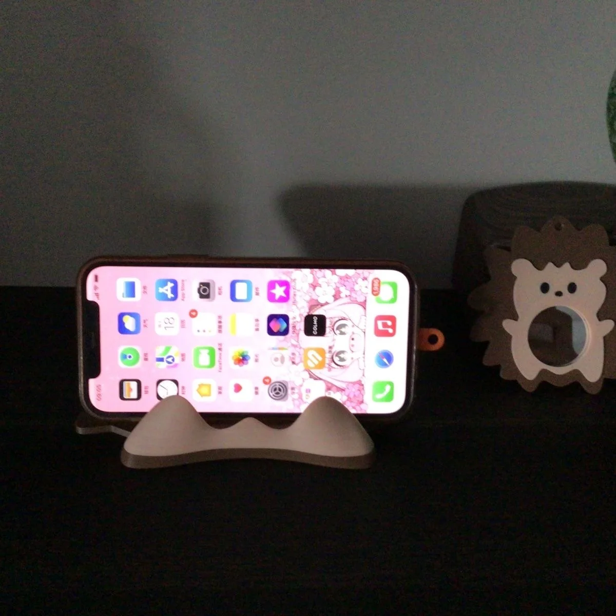 

Little Hedgehog Super Cute Environmental Protection Stand Compatible FOR iPad and Mobile Phone