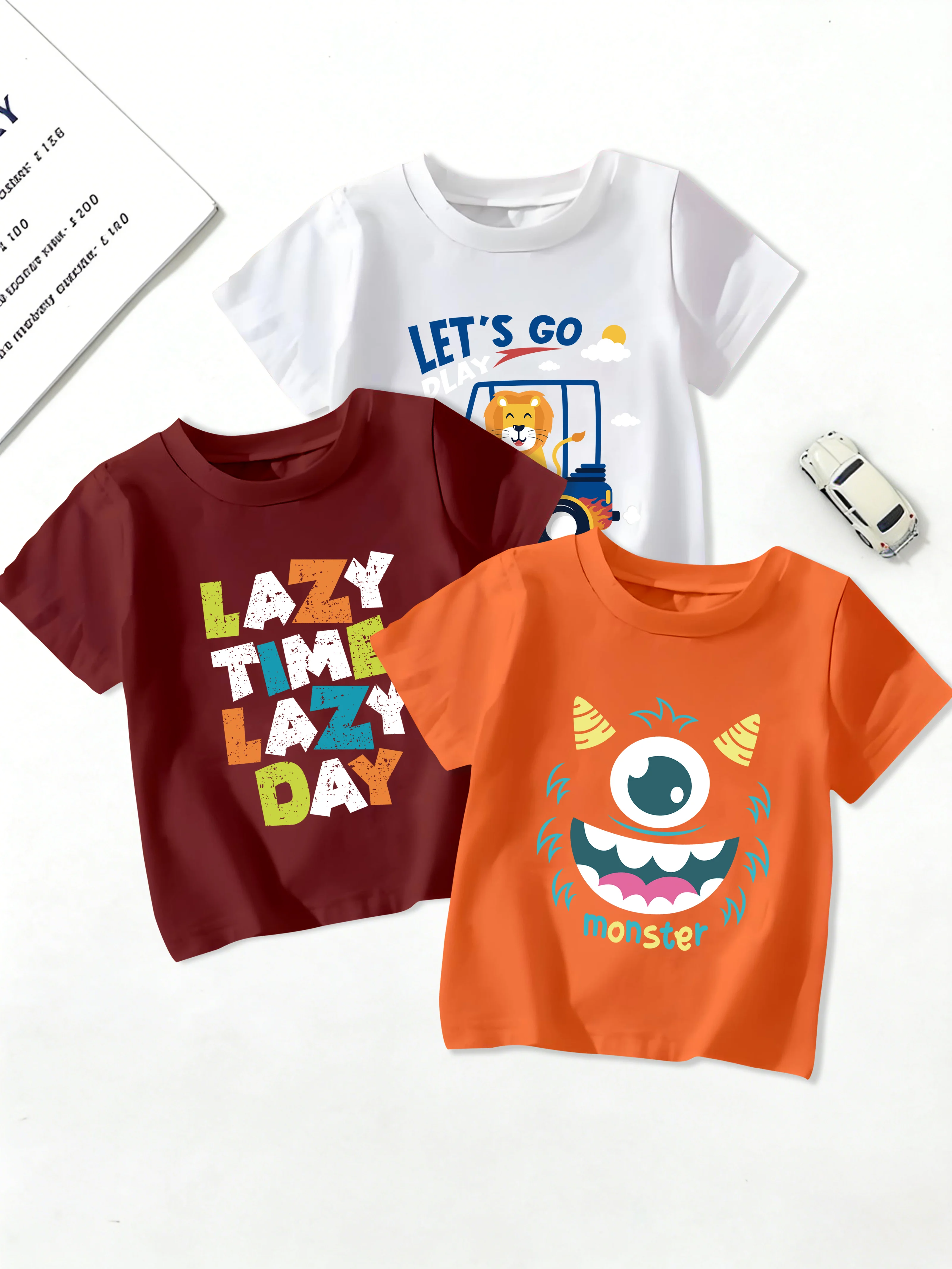 

3 предмета: летняя футболка для мальчиков, повседневная футболка с круглым вырезом и принтом английского монстра-лева, водящего машину.