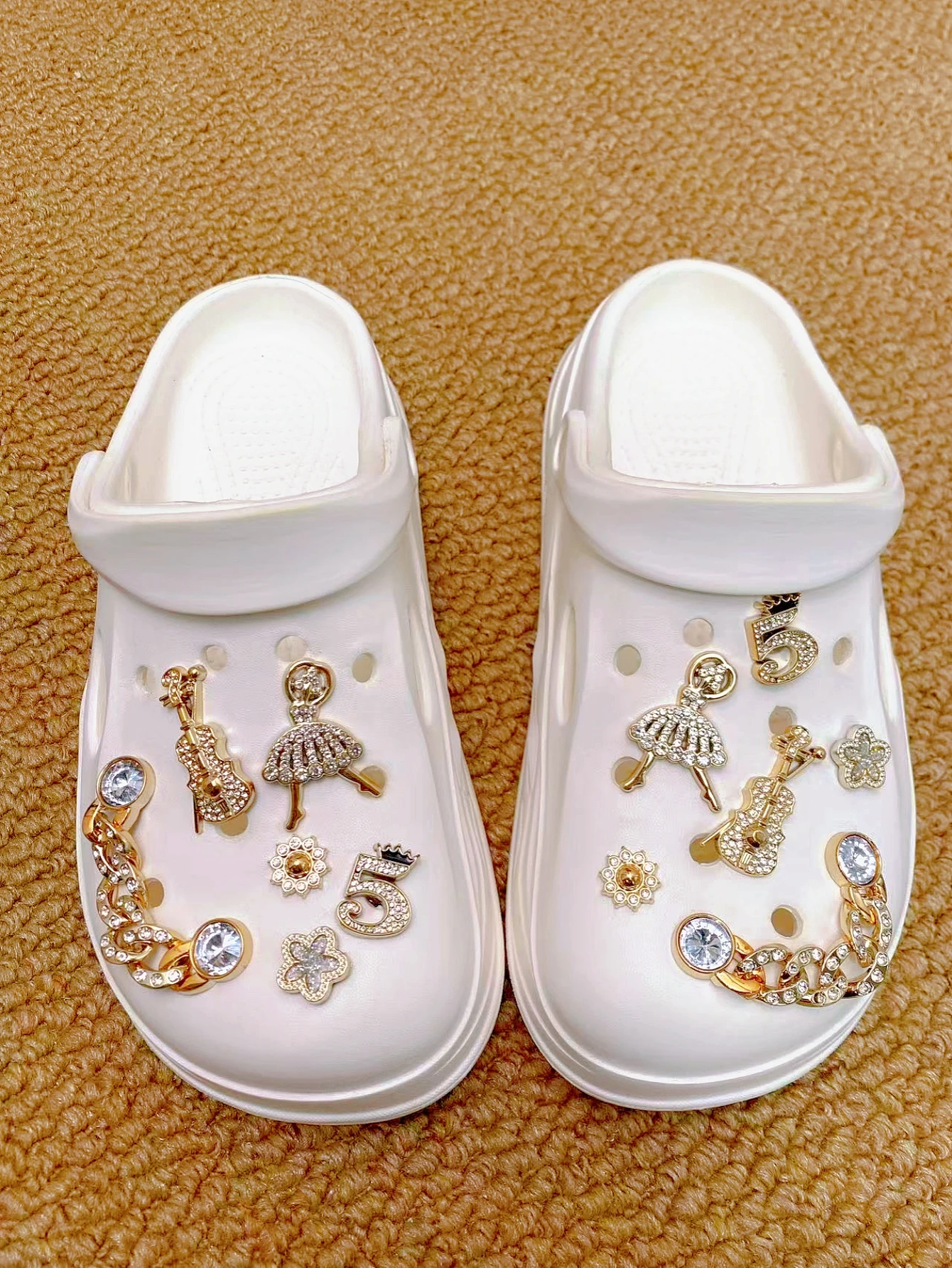 12 fashionable golden dot diamond chains, dancing girl, violin, digital five-class shoe buckle DIY decorations, multi-functional