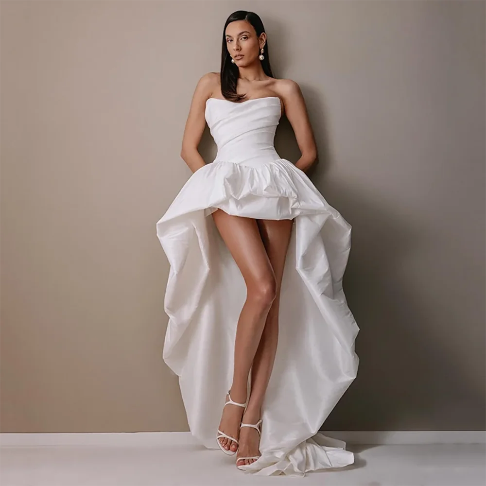 Damen Trägerloses Satin Slim Fit High-Low Hochzeitskleid Weiß mit Bubbel-Saum Gerafftes Brautkleid Abendkleid Ballkleid für die Braut