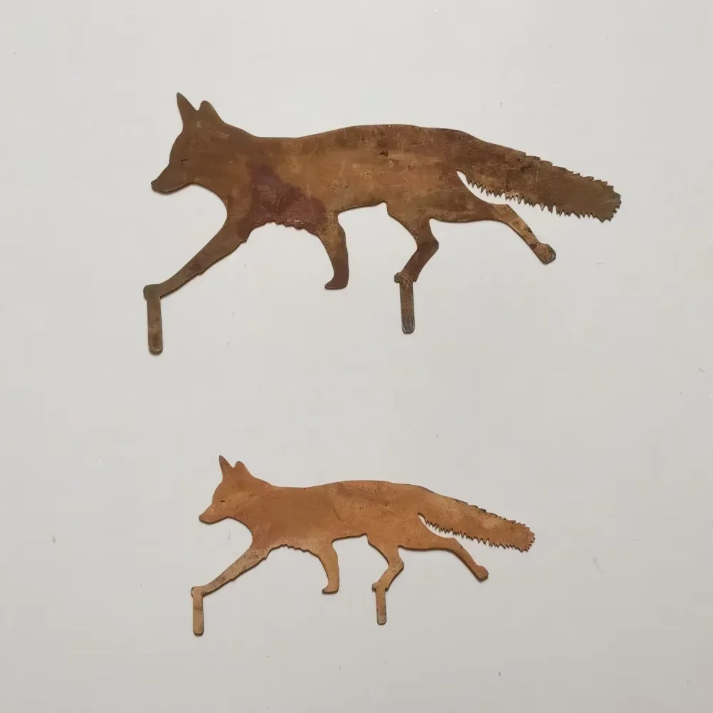 Outdoor Charm: Rustic Metal Fox Garden Stake – Delightful Halloween Decor, Functional Ornament for Yard Enhancement