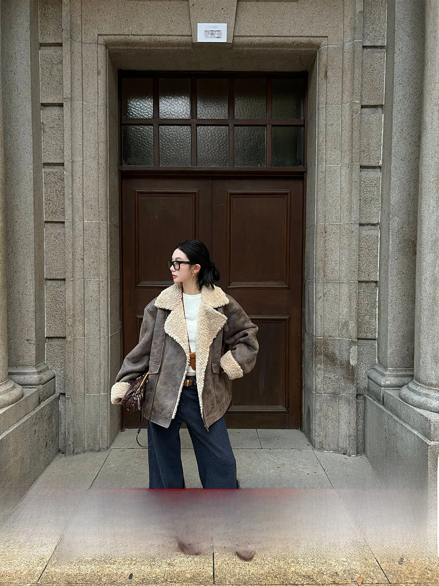 

Женское зимнее пальто из искусственного меха под овчину цвета карамель-мохак, экологичное, с меховой подкладкой, стильное, молодежное