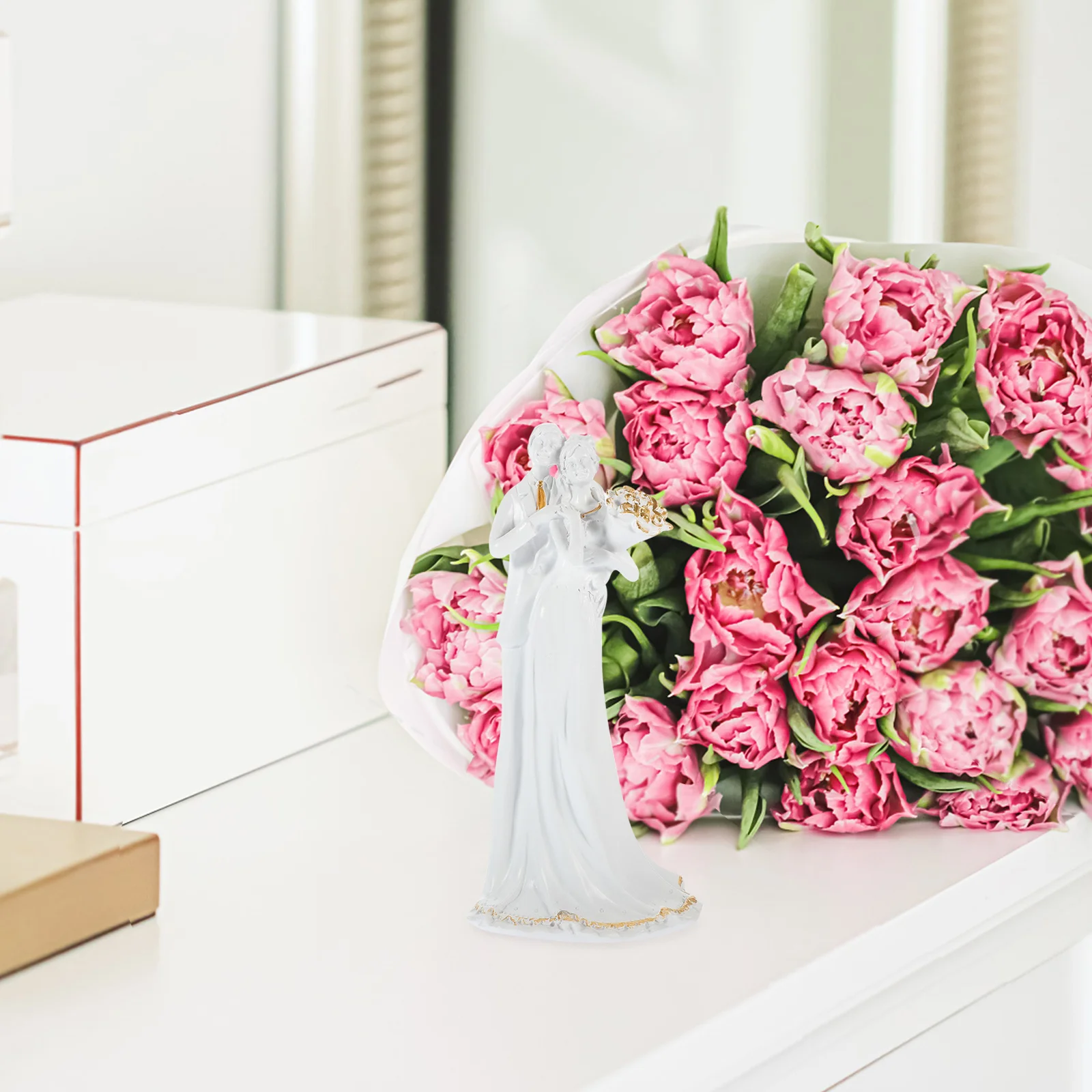 

Resin Couple Sculpture Wedding Decor Bride Groom Ornament for Table Centerpiece Indoor Atmosphere Elegance Valentine Present