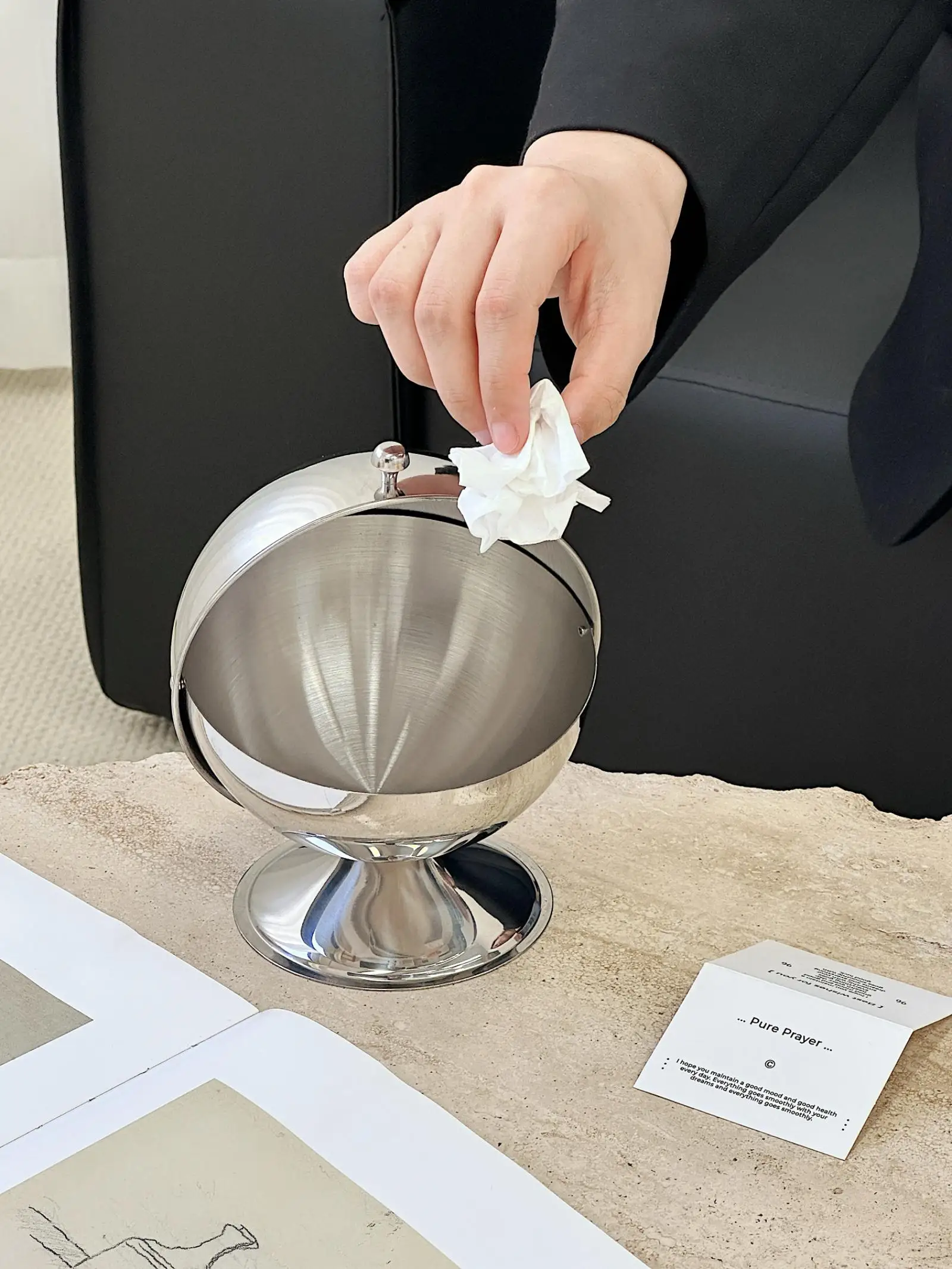 Hochwertiger Desktop-Mülleimer mit sphärischem Klappdeckel