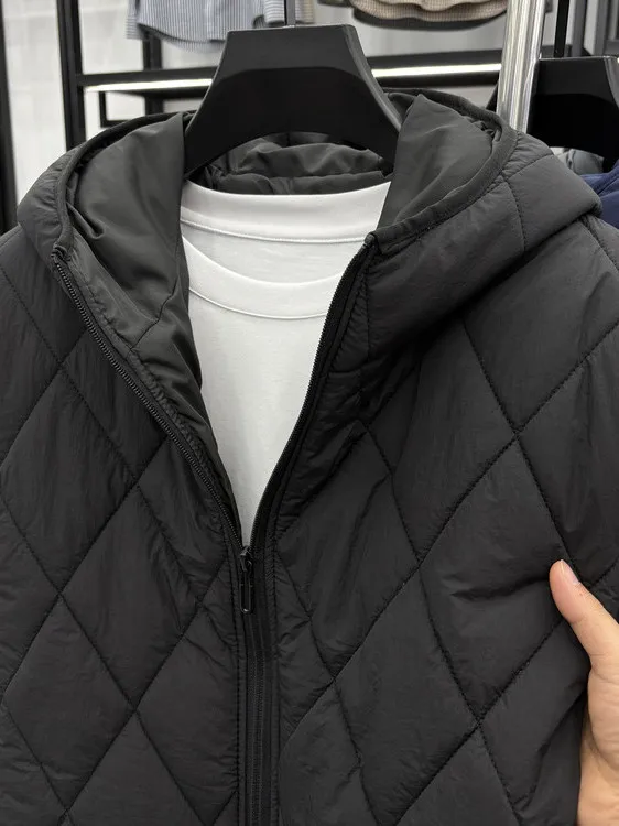 

Мужская модная зимняя повседневная теплая куртка из утолщенного хлопка с капюшоном, защита от холода, полиэстеровое волокно, длинный рукав, застежка-молния...