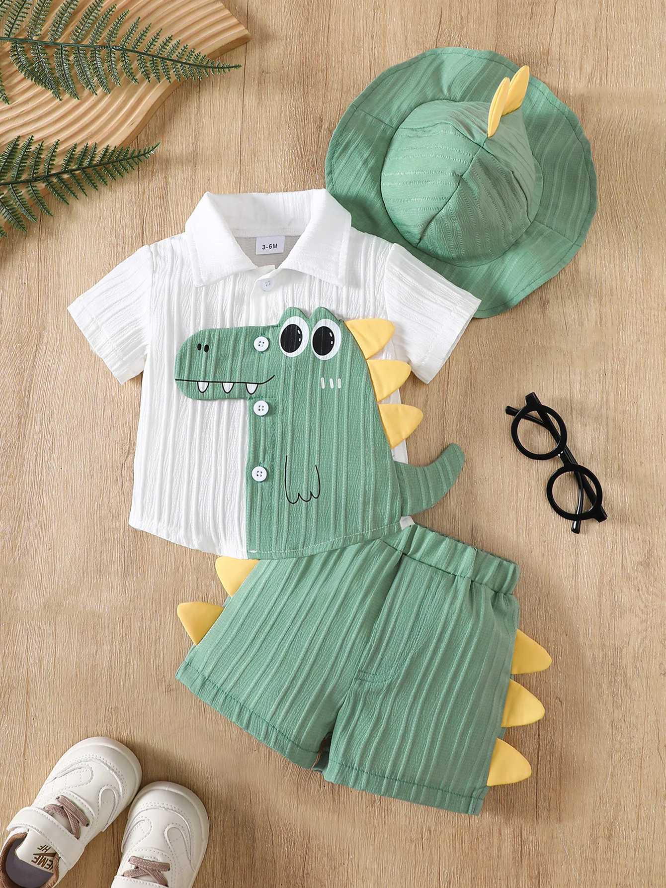 Conjunto de tres piezas para bebé: camisa de manga corta con diseño de dinosaurio + pantalones cortos + sombrero para el sol, lindo conjunto de verano, tela suave y transpirable