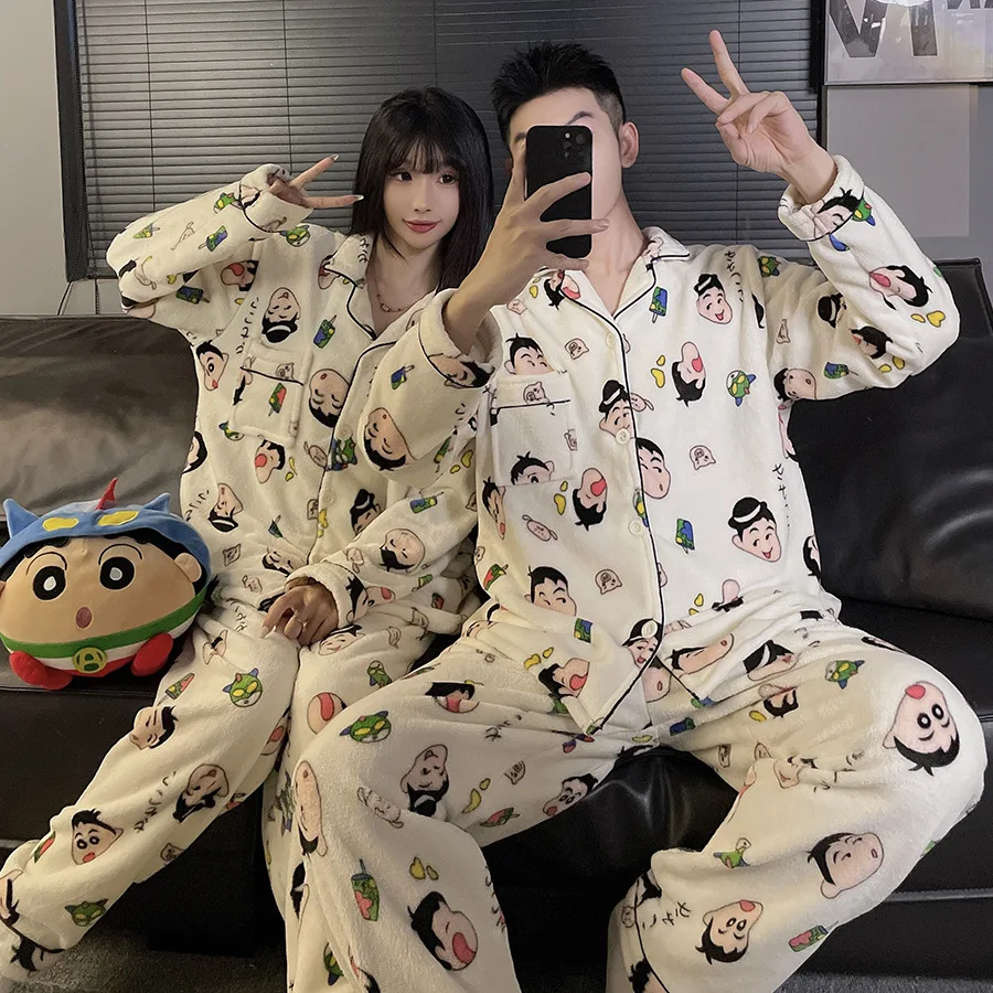 

Аниме Crayon Shin-Chan пара женских и мужских пижамных комплектов, новая зимняя повседневная бархатная теплая пижама с мультяшными лацканами и принтом, студенческая домашняя одежда