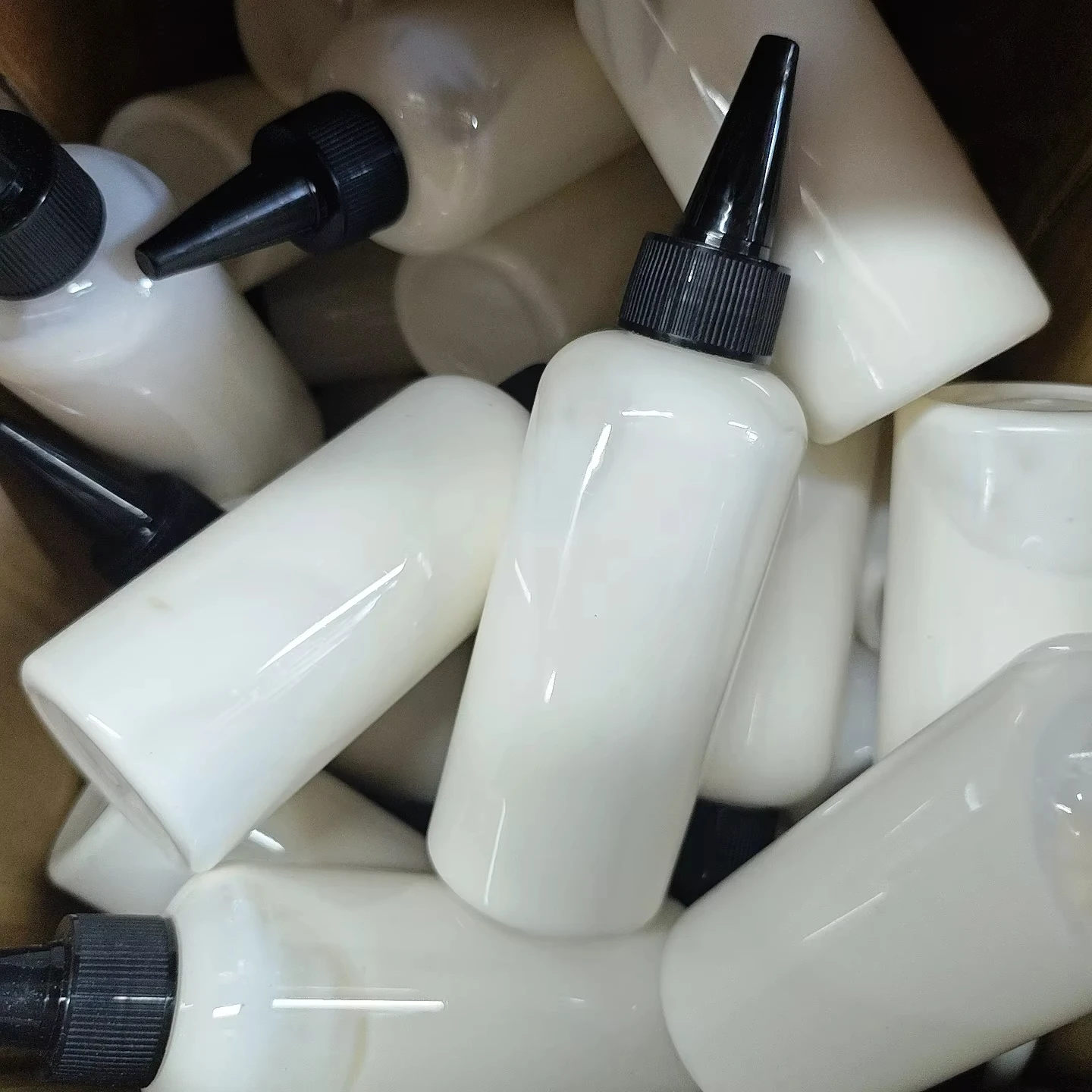 

Super Strong Bond Waterproof Wig Glue with Extra Hold for Lace Wigs Toupees Invisible Front Lace Wig Adhesive Hair Accessory