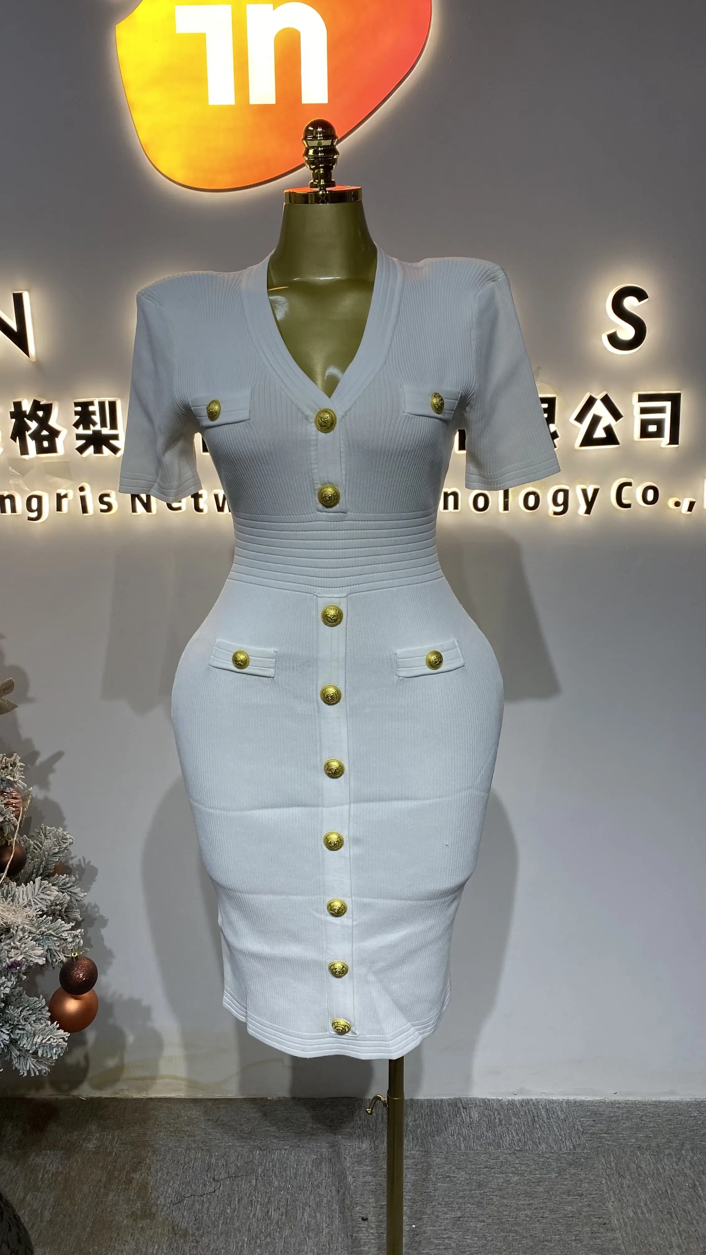 

New fashionable knitted stretch short-sleeved solid color gold button slim fit commuter women's clothing-GZXX281