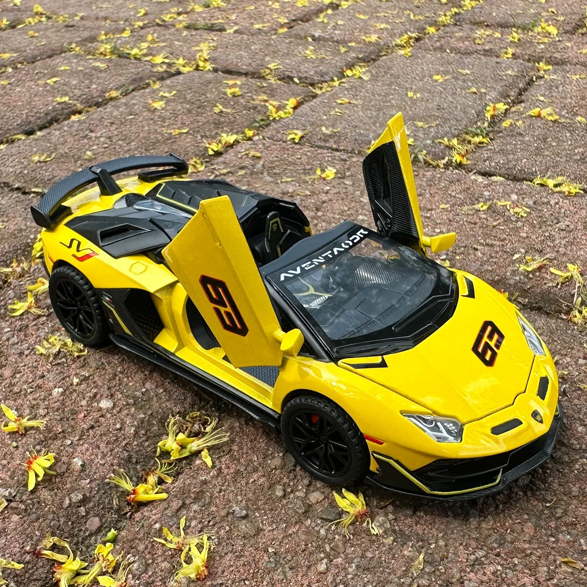 1:32 Lamborghinis Aventador SVJ63 Supercar Modello di auto in lega Suono e luce Tirare indietro Giocattolo per bambini da collezione Regalo di compleanno
