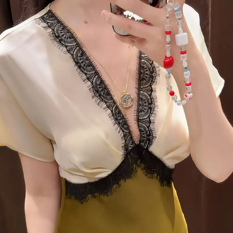 Elegantes Damenkleid mit Farbblock-Spitze und Satinsätzen. Anmutiges und sexy Midikleid. Muss für Partys und Abendveranstaltungen