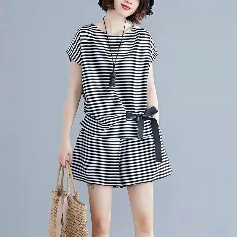 

Летний новый женский комплект 2026: свободная футболка с коротким рукавом в полоску и шорты-брюки для повседневного образа, уличная мода