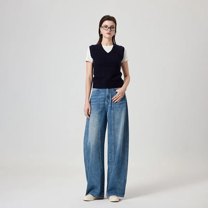 Modern retro sickle shaped jeans for women in the spring and summer of 2025, loose fit, slim and wide leg design, banana pants