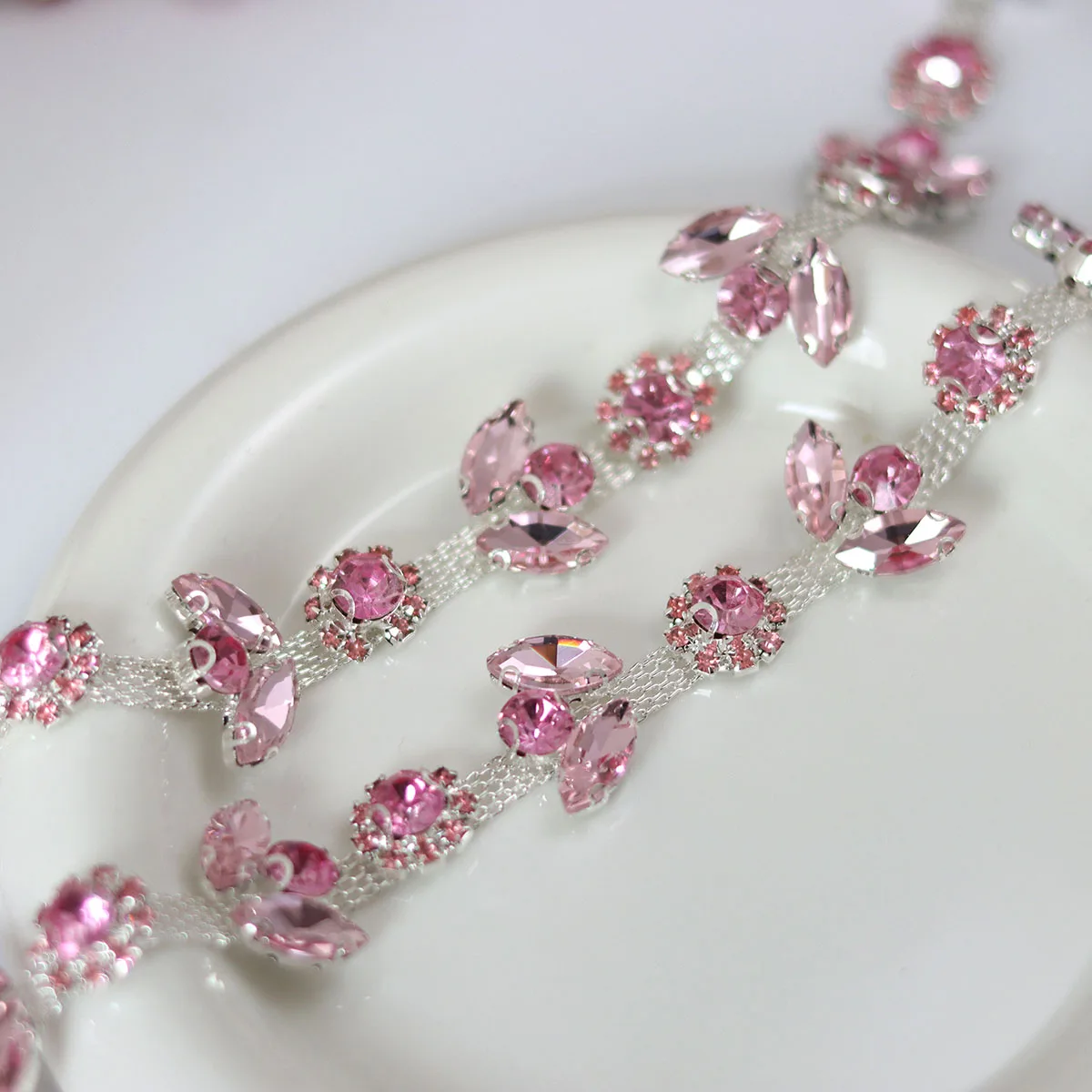 

Rose Pink Flower Shape Rhinestone Cup Chain Silver Base DIY For Dress Neckline Dance Dress Hat Decoration Chain