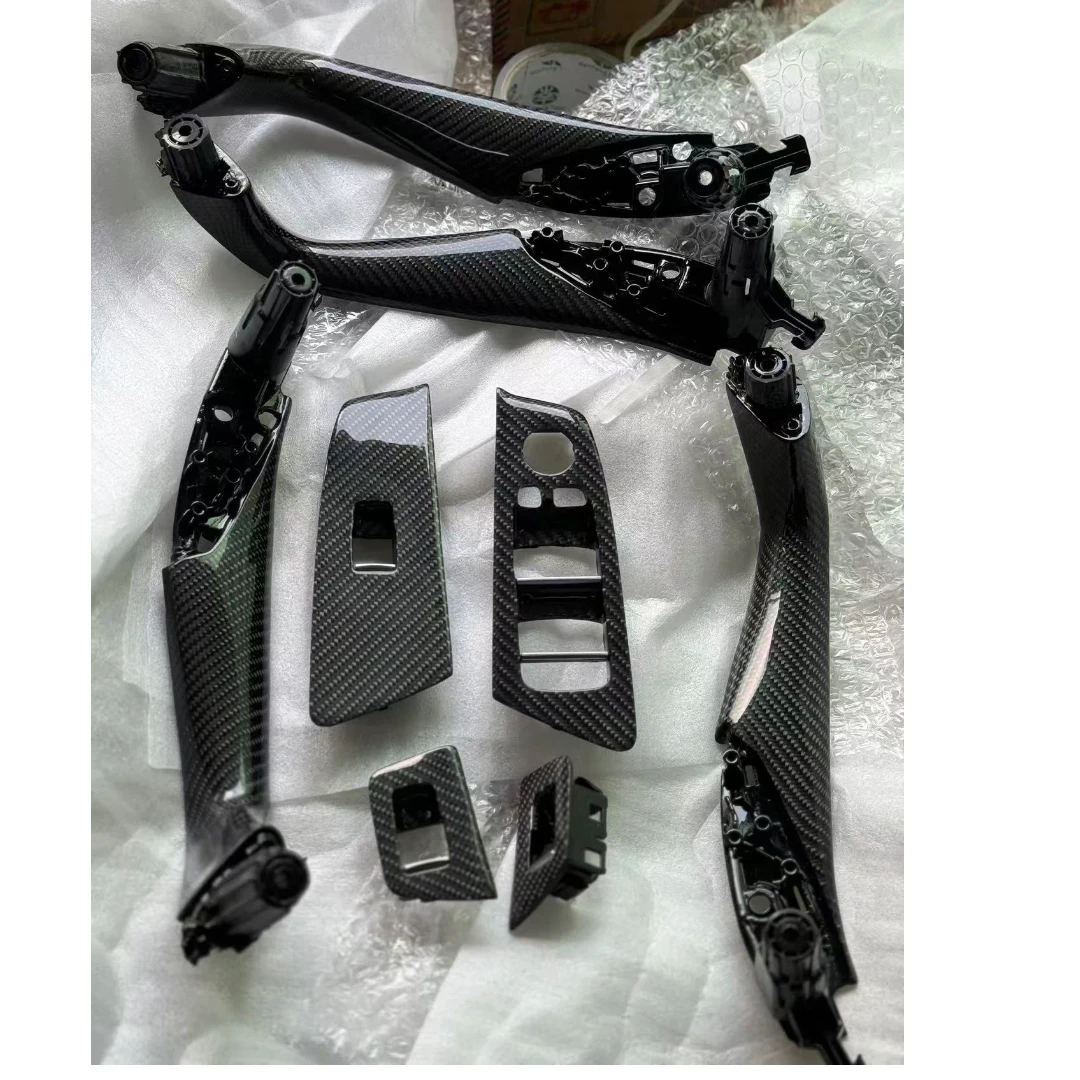 

Накладка на внутреннюю ручку двери и панель управления стеклоподъемниками из настоящего карбона для BMW 5 серии G30 G31 G38 F90 M5 (левый/правый руль)