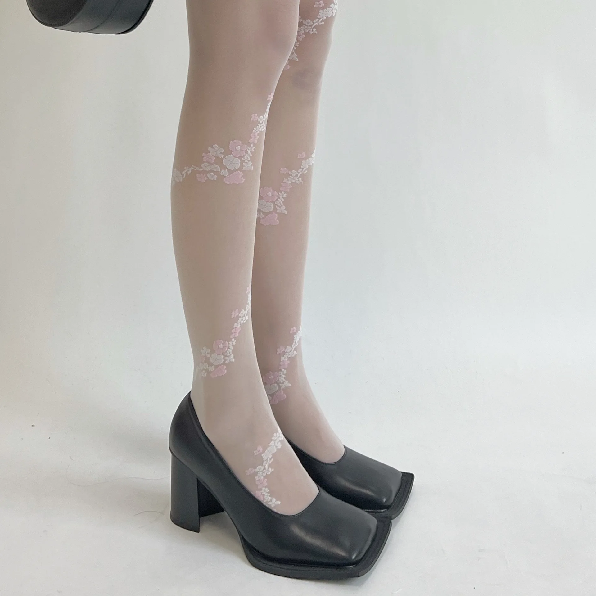 The New Vintage French Rose Garden Pure White Silk Flower Rattan Wound Japanese Ultra Thin Lace Jacquard Bottom Stockings