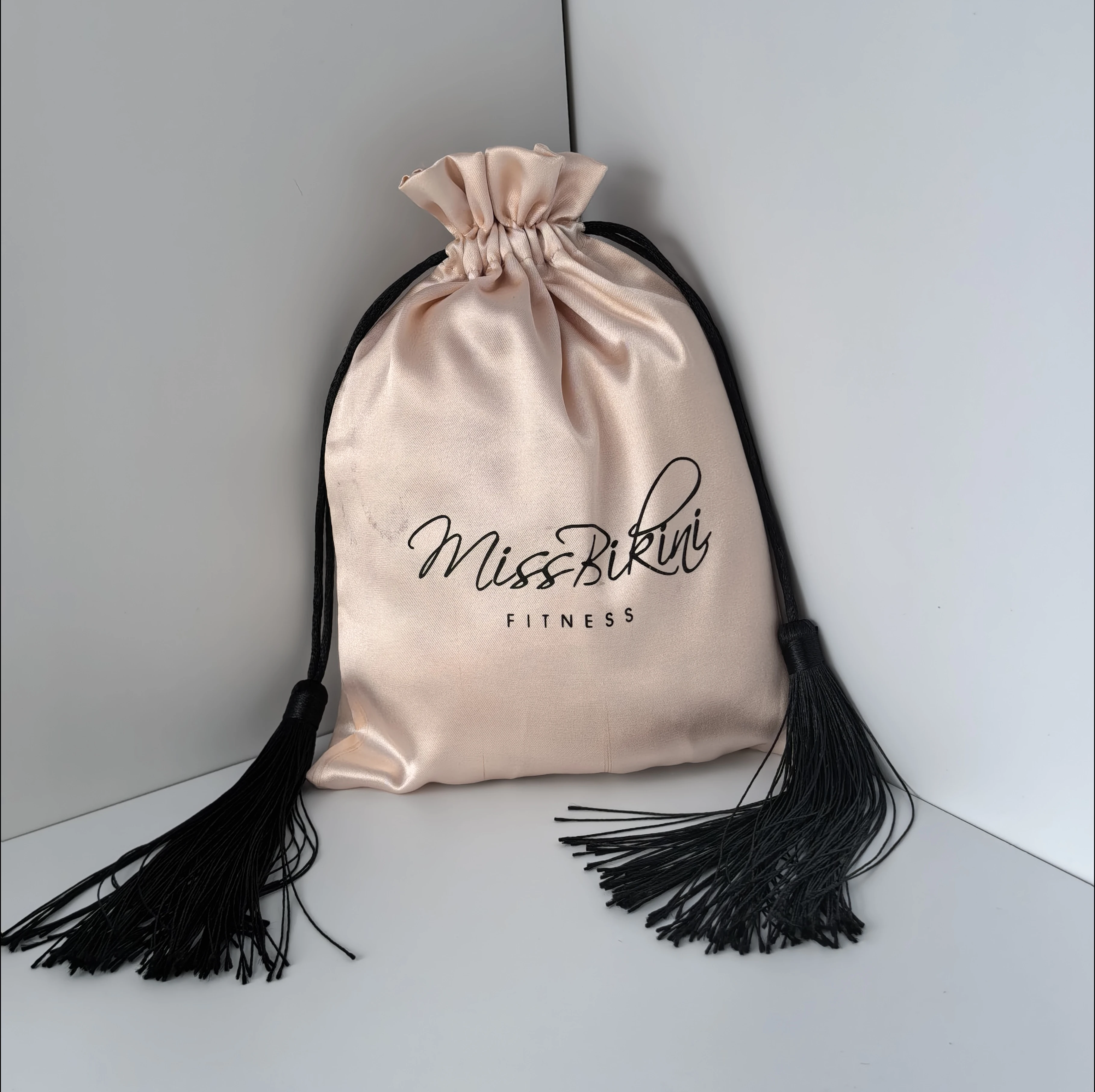 

Атласная упаковка, сумка с кисточками, бикини, ювелирные изделия, косметические волосы, парики, наращивание, подарочные сумки для хранения на шнурке, можно настроить