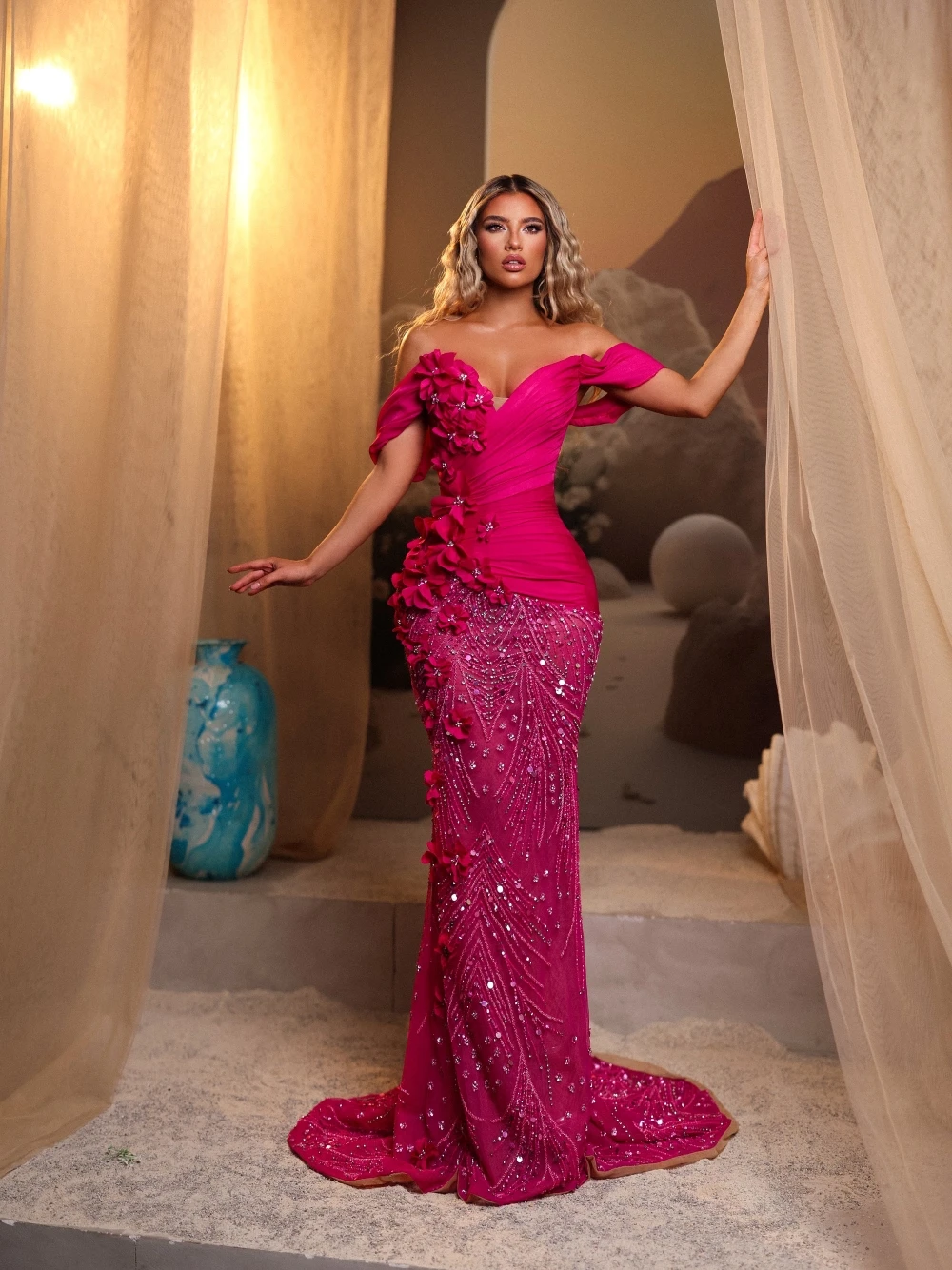 

Облегающий лиф с рюшами Вечернее платье цвета фуксии с открытыми плечами Романтическое платье для выпускного вечера с цветами Блестящая одежда по индивидуальному заказу