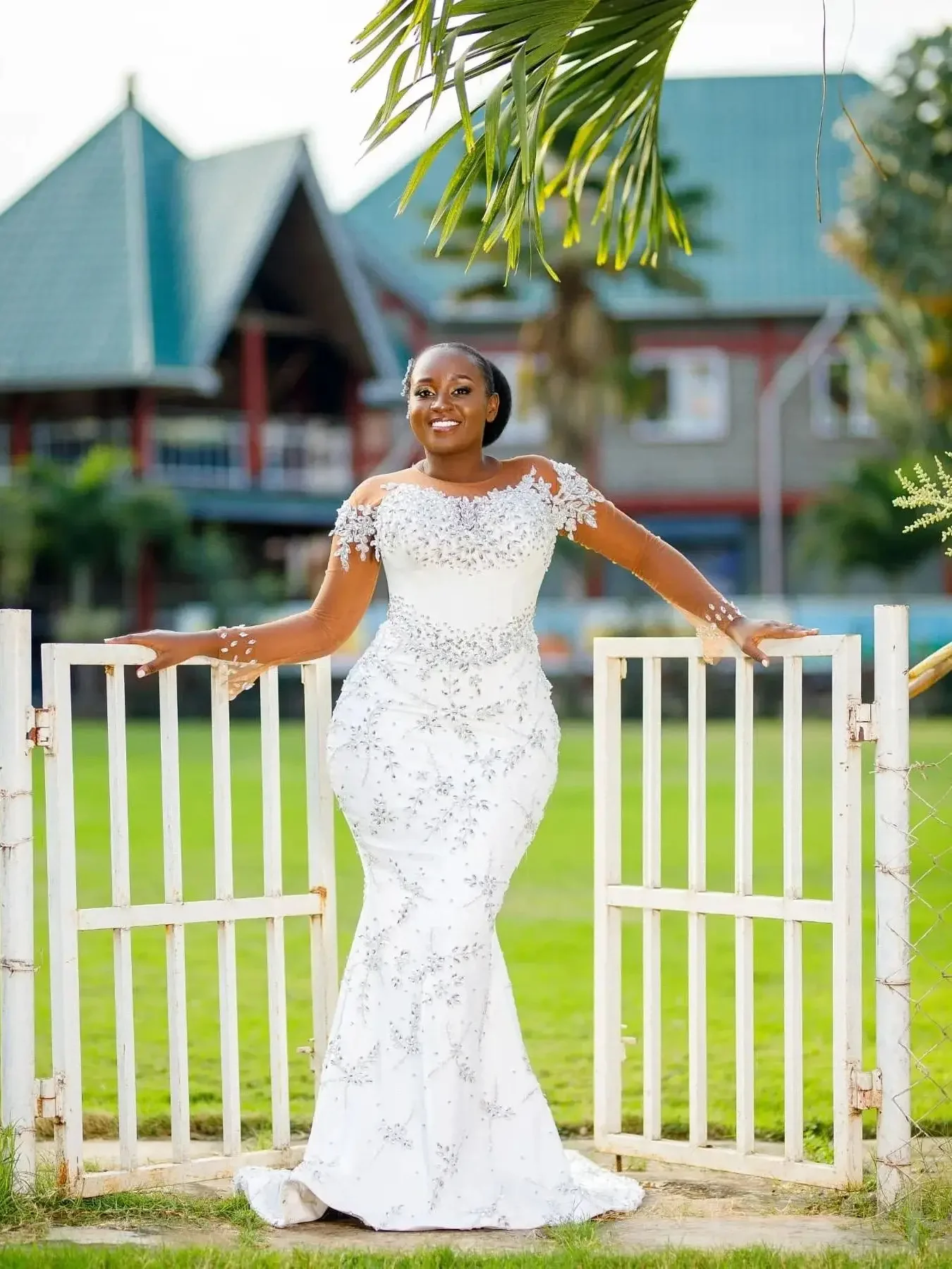 Flavinke ที่กําหนดเอง O-คองานฝีมือคริสตัลชุดเดรสเมอร์เมดซาตินกระโปรงที่ถอดออกได้แขนยาวประเทศชุดเจ้าสาว