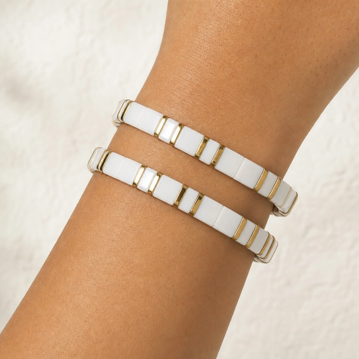 2pcs White Geometric Glass Beaded Bracelet Minimalist Stacked Tile Bead Bracelet for Women Casual Layered Outfit