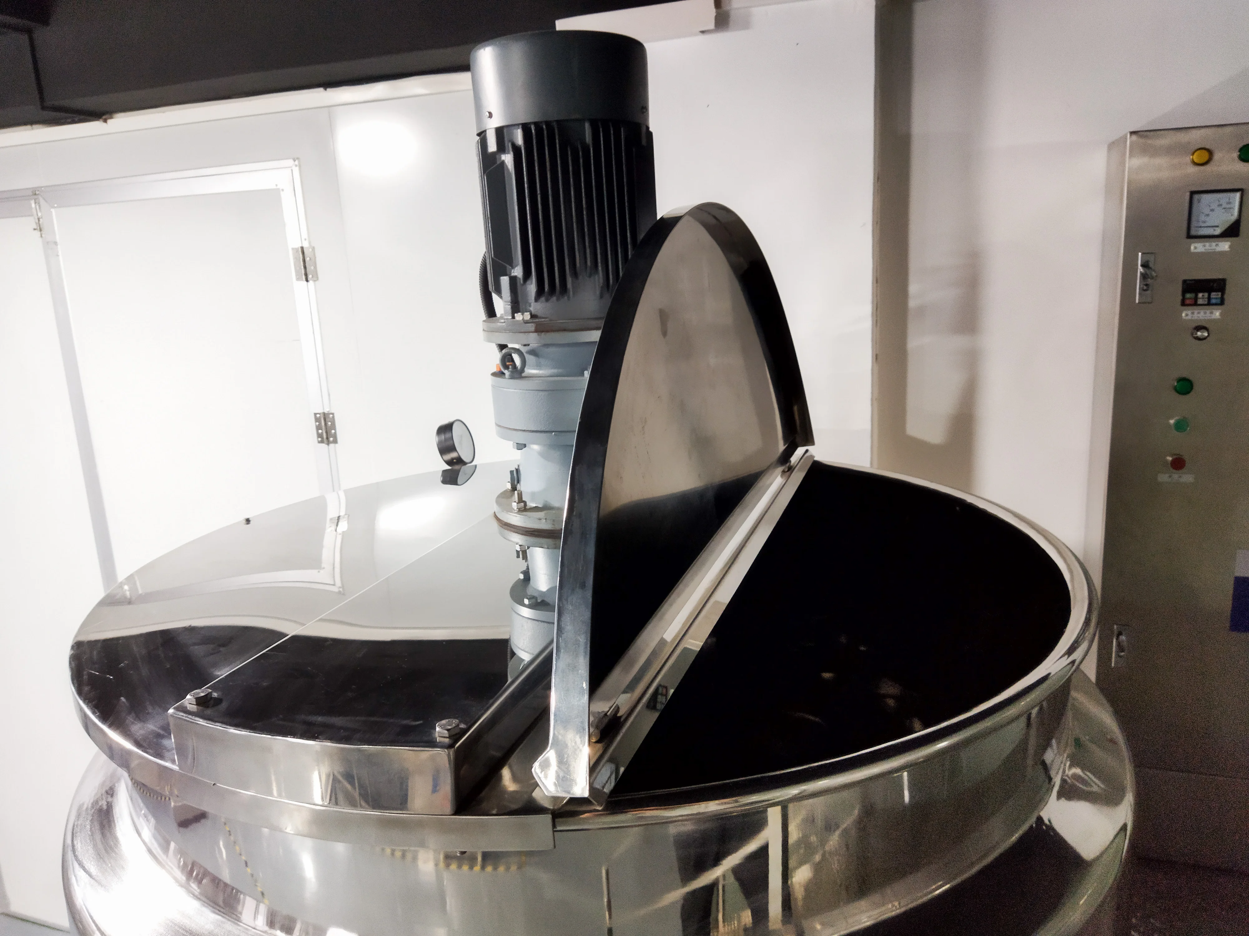 Emulsifier Mixer Customizable Automatic 150L Liquid Mixing Tank with Motor Gear Bearing for Food and Cosmetic Petroleum Jelly