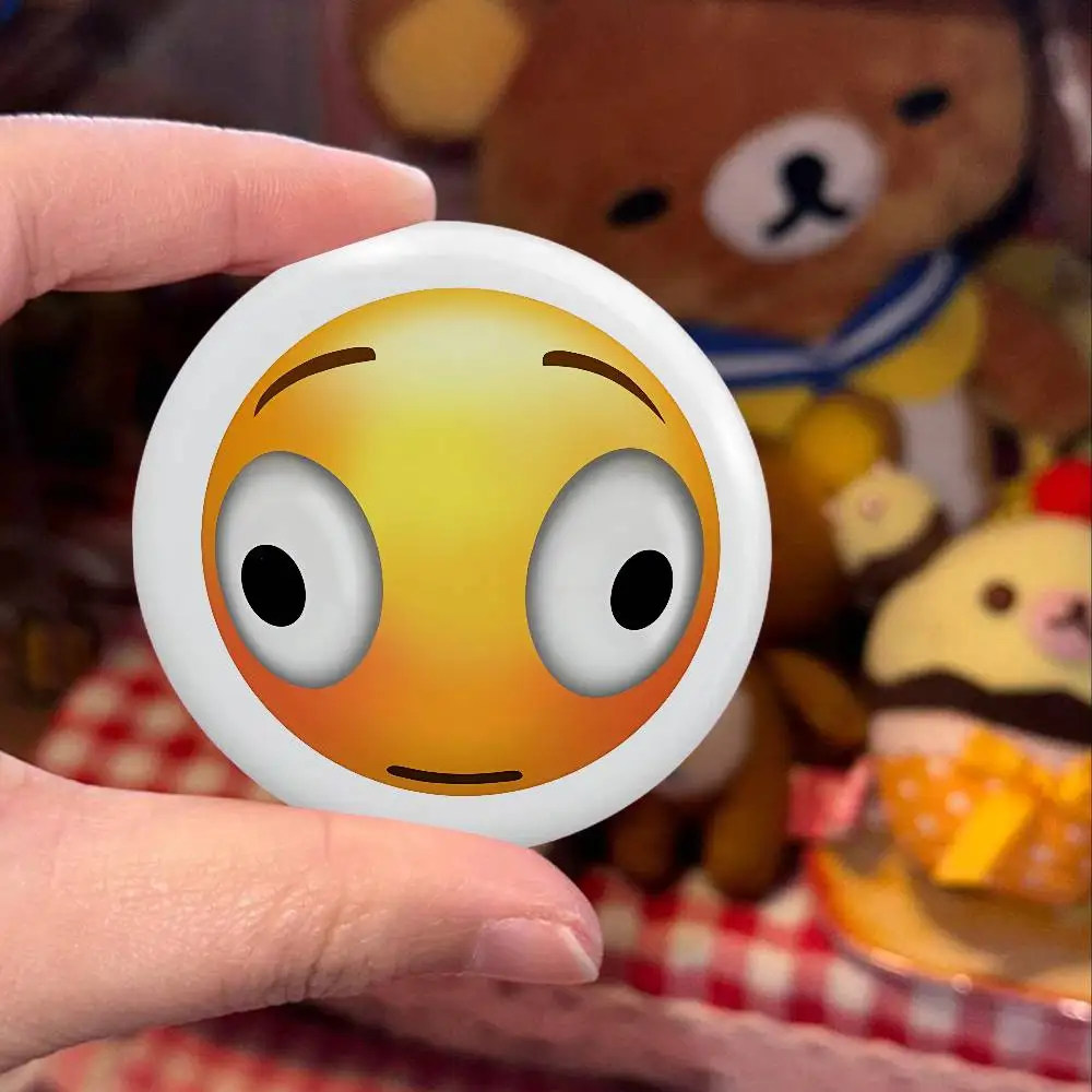 مضحك الرموز التعبيرية لطيف شارات لينة زر دبوس مشرق مطبوعة أيقونة هدية للأصدقاء شارة طوق بروش التلبيب دبوس معدني #5