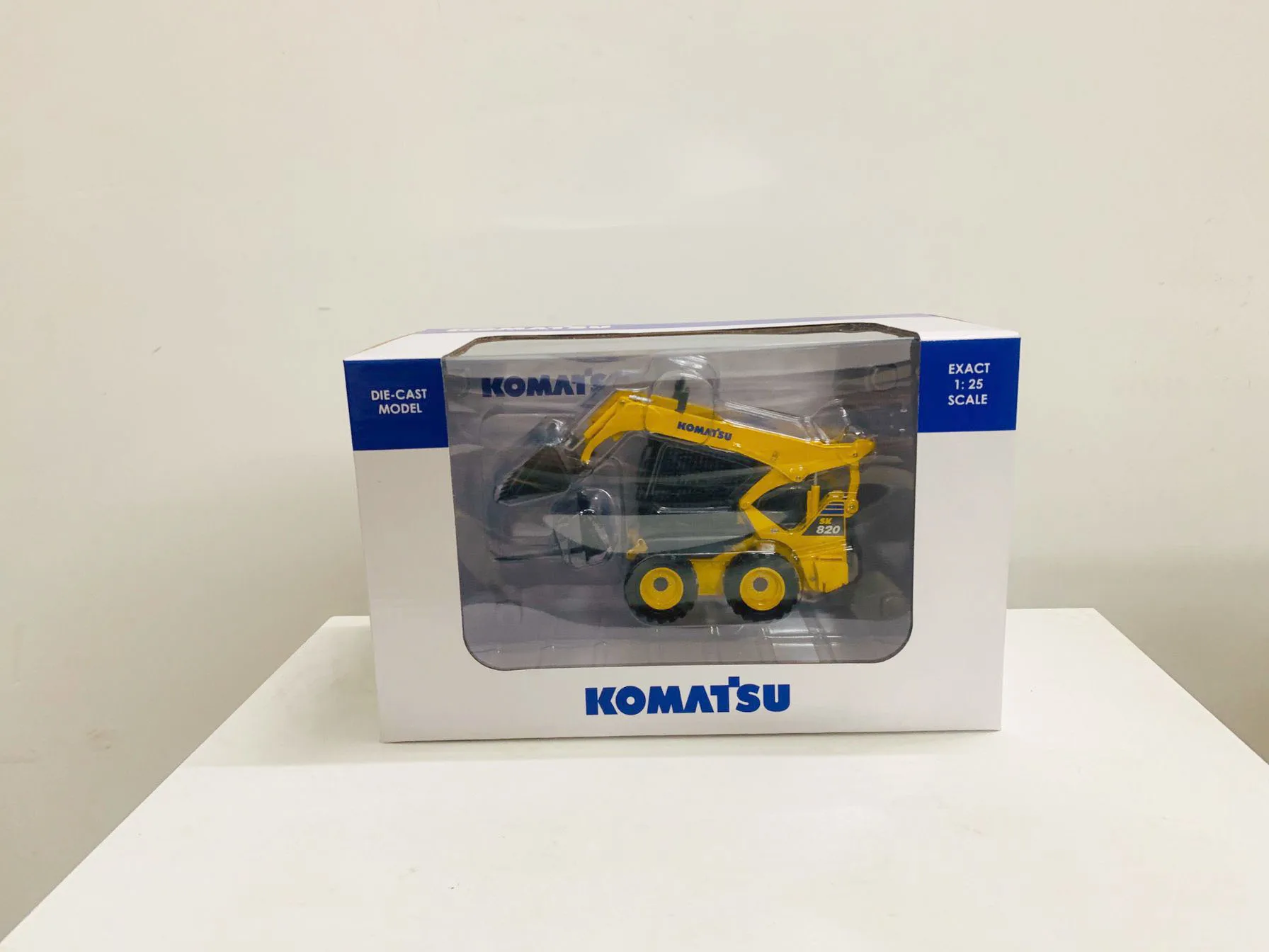 UH Model SK820-8 Skid Steer Loader 1:25 Scale DieCast Metal Collection Gift UH8177 New in Box