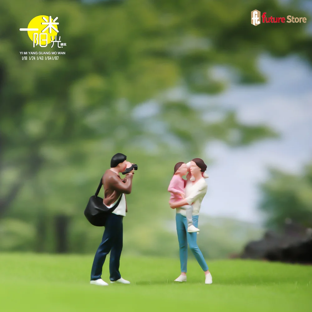 Miniature Figure 1/87 1/64 1/43 1/24 1/18 Take Photos Couple Pregnant Woman Holding Child Mother Dolls Scene Props Display Decor - Image 2