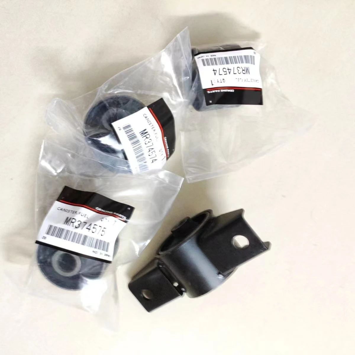 MR374574 MR374575 MR374569 Front Differential Mounting Insulator Bushing for Mitsubishi Pajero V73 V75 V77 V97 V93