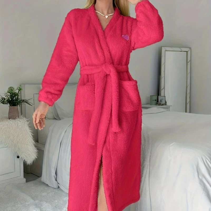 

Новая модная плюшевая ночная рубашка для женщин с вышивкой в виде пояса, однотонная, в европейском и американском стиле, коллекция Зима 2026