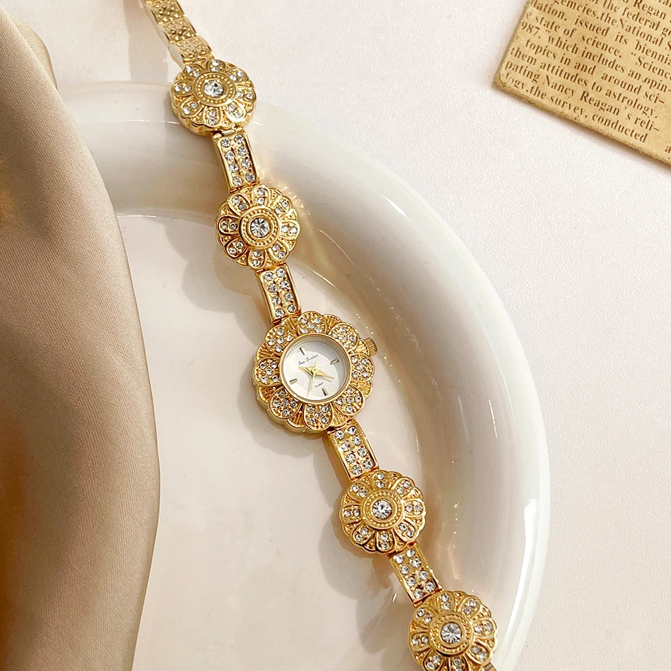 

Женские наручные часы, роскошные элегантные кварцевые часы со сверкающими кристаллами для женщин, модный браслет с золотым цветком и бриллиантами, женские часы