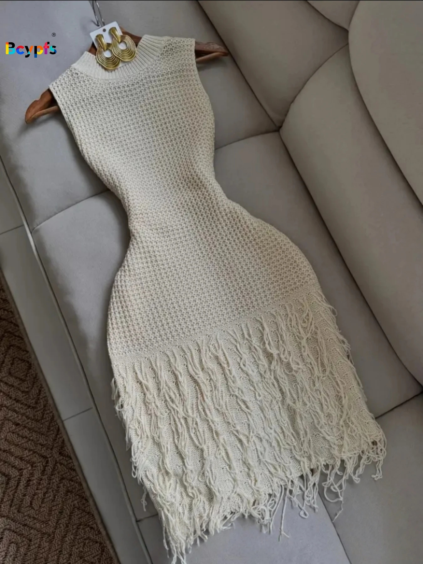 2026 Modisches Ärmelloses Beige Strickkleid für Damen mit Fransen-Saum Bodycon-Kleid für Strandurlaub Sommer Casual