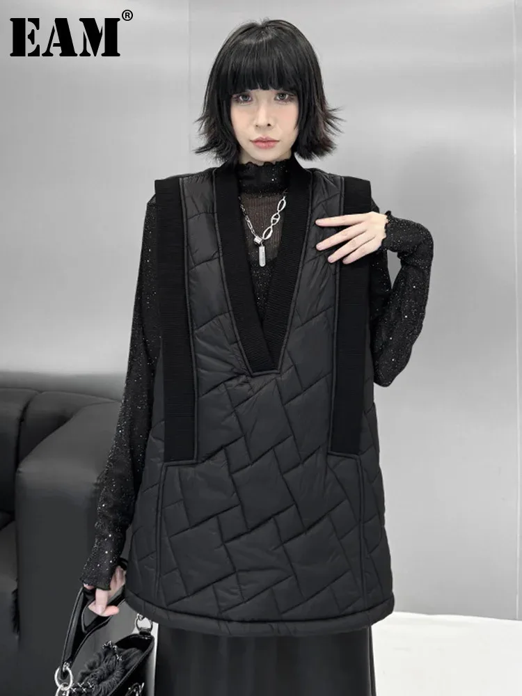 [EAM] Women Black Cotton-padded Keep Warm Big Size  Vest New V-collar Sleeveless Fashion Tide Autumn Winter 2024 1DH8615